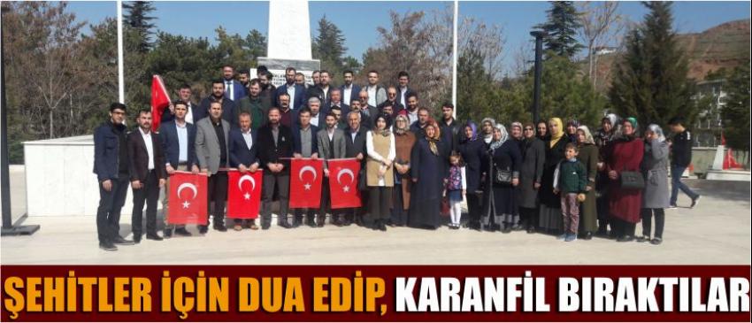 Şehitler İçin Dua Edip, Karanfil Bıraktılar