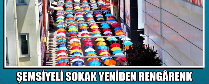 Şemsiyeli Sokak Yeniden Rengârenk
