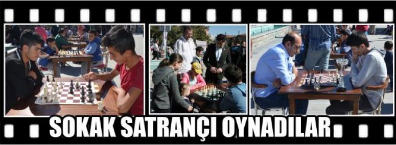 Sokak Satrançı Oynadılar