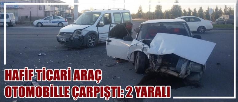 Hafif Ticari Araç Otomobille Çarpıştı: 2 Yaralı