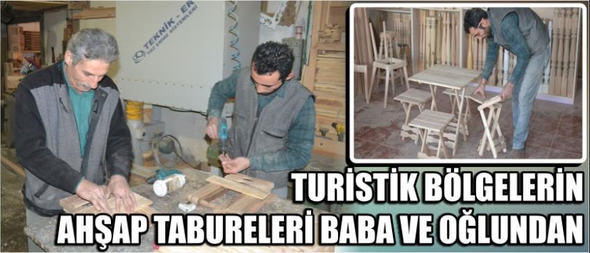 Turistik Bölgelerin Ahşap Taburelerı Baba Ve Oğlundan