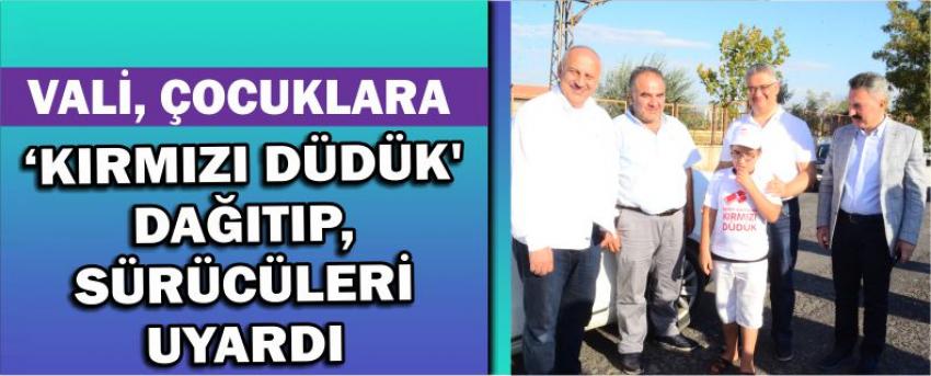 Vali, Çocuklara ‘Kırmızı Düdük’ Dağıtıp, Sürücüleri Uyardı