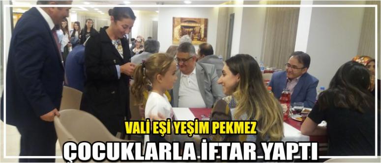 Vali Eşi Yeşim Pekmez Çocuklarla İftar Yaptı