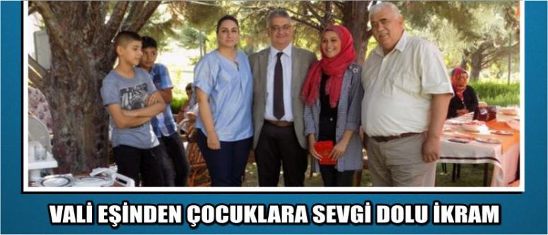 Vali Eşinden Çocuklara Sevgi Dolu İkram
