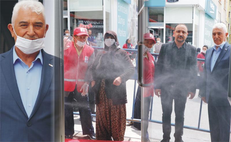 Vatandaşlar Dezenfektan Kabininden Geçiriliyor