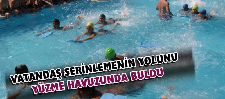 VATANDAŞ SERİNLEMENİN YOLUNU YÜZME HAVUZUNDA BULDU