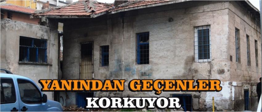  Yanından Geçenler Korkuyor