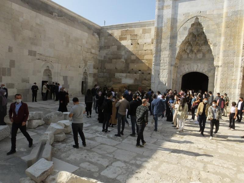 800 Yıllık Tarihi Kervansarayda Bir Araya Geldiler
