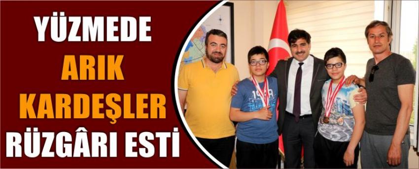 Yüzmede Arık Kardeşler Rüzgârı Esti